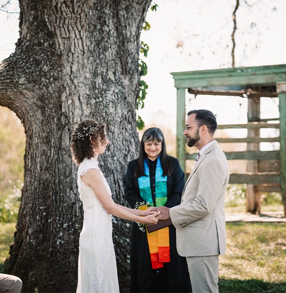 568x600- ceremony couple